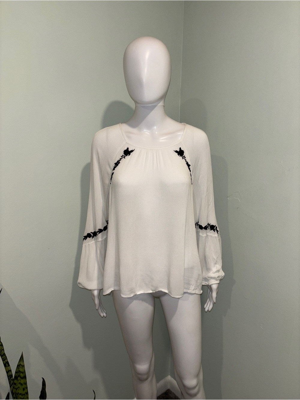 Vera Wang White Embroidered Long Bell Sleeve Blouse - L